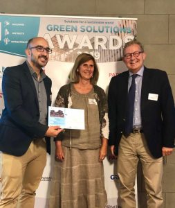 Photo de la remise du prix de "bâtiment" pour Wave par Green Solutions Awards